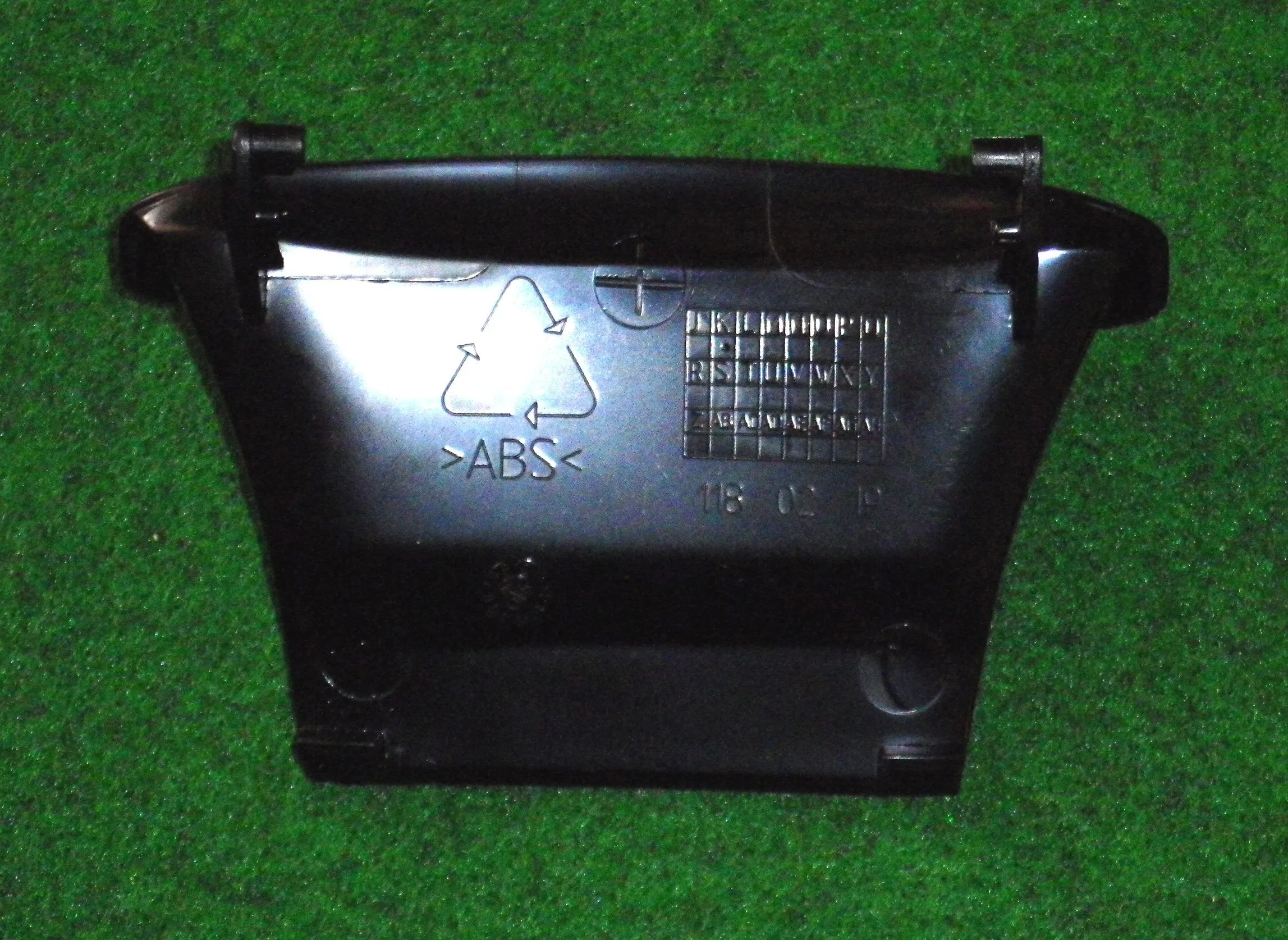 Electrolux ZAM6104, ZCX6412, ZCX6422 Dust Area Lid Catch - Part # 1180219113